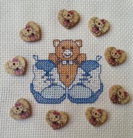 botones de madera en forma de corazon de hello kitty